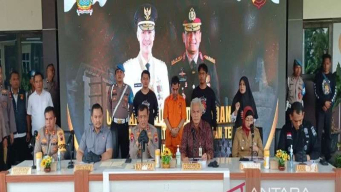 Kapolda Jateng Irjen Ahmad Luthfi menggelar konferensi pers kasus pencabulan