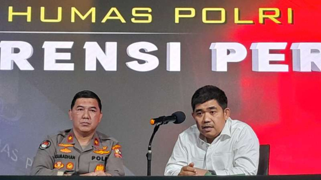 Jubir Densus 88 Anti-teror Polri Kombes Pol Aswin Siregar (kanan)
