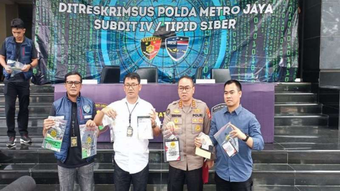  Dirkrimsus Polda Metro Kombes Pol Auliansyah Lubis merilis kasus penipuan QRIS