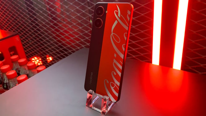 Realme 10 Pro 5G Coca-Cola Edition.