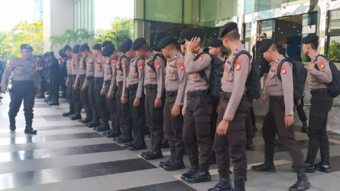 Anggota Brimob yang berjaga di KPK.