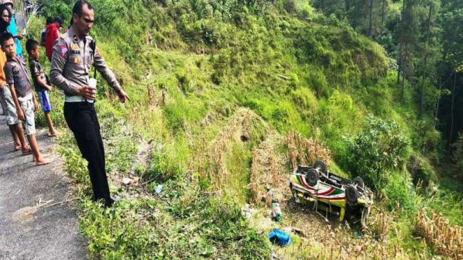 Kecelakaan minibus masuk jurang di Kabupaten Samosir, Sumut.