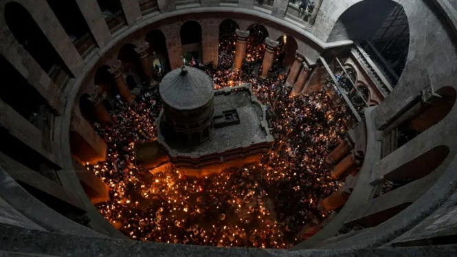Ritual "Api Suci" di  di Gereja kuno Makam Suci, Yerusalem.