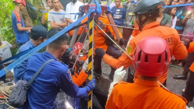 Petugas SAR mengevakuasi dua korban tewas dalam sumur 