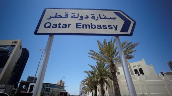 Sebuah tanda menunjukkan rute ke Kedutaan Besar Qatar di Manama, Bahrain.