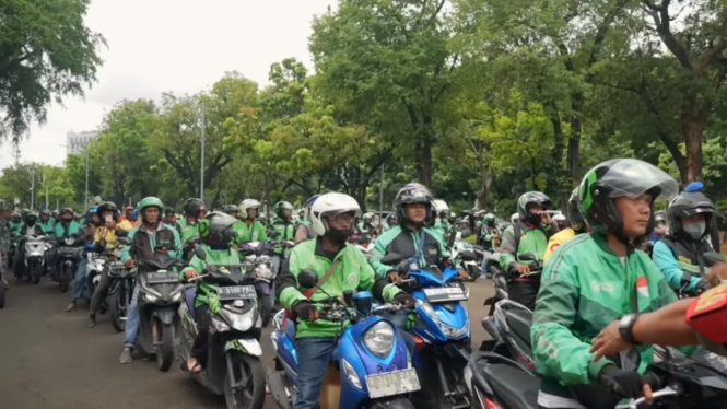 Ribuan ojol dan opang antre sembako dari Jokowi