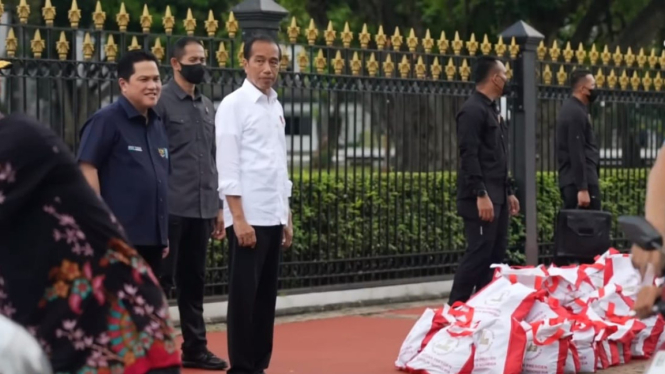 Presiden bagi-bagi sembako ke ribuan ojol dan opang di depan Istana