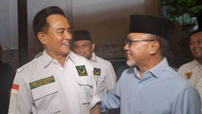 Ketua Umum Partai Bulan Bintang (PBB) Yusril Ihza Mahendra bertemu Ketua Umum Partai Amanat Nasional (PAN) Zulkifli Hasan di kantor pusat PAN, Jakarta, Kamis, 13 April 2023.