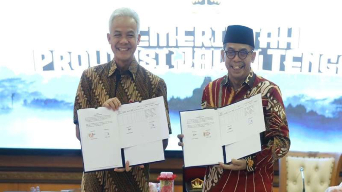 Gubernur Jawa Tengah Ganjar Pranowo menandatangani MoU dengan Ditjen Pajak