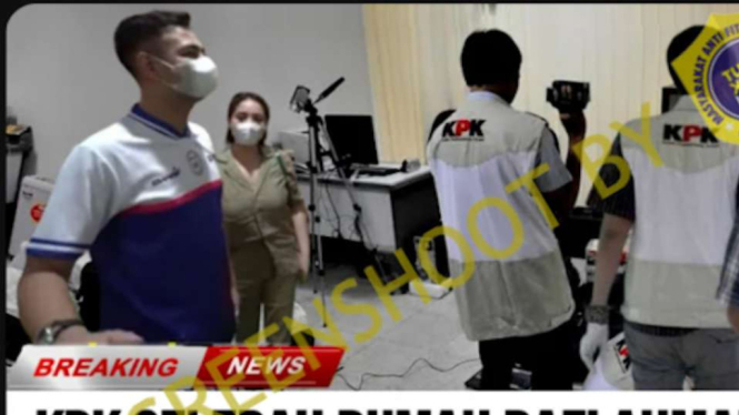 Jepretan layar (screenshot) sebuah kanal Youtube yang mengunggah video dengan klaim KPK melakukan penggeledahan rumah Raffi Ahmad untuk penyelidikan kasus pencucian uang Rafael Alun Trisambodo, mantan kepala bagian umum DJP Kanwil Jakarta Selatan.
