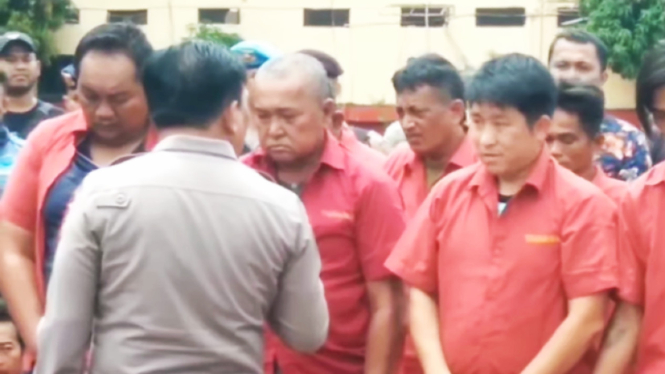 Kapolda Sumatera Utara, Irjen Pol. RZ Panca Putra Simanjuntak membentak dan memarahi 9 pelaku pemilik lapak sabu dan judi.