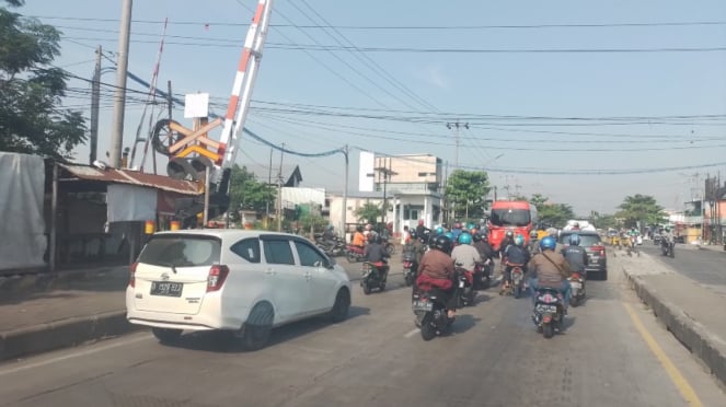 Sejumlah pengendara melewati perlintasan sebidang rel kereta api di Semarang.