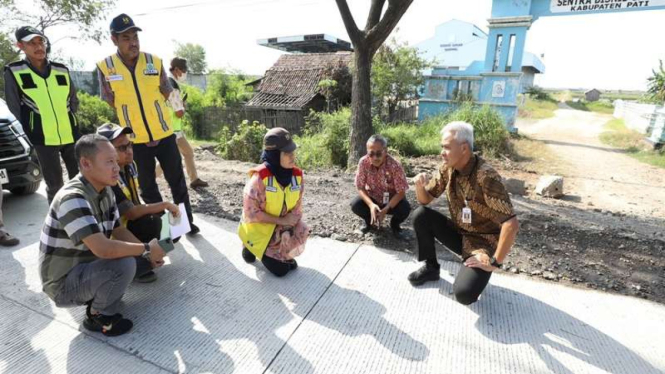 Ganjar Pranowo meninjau jalan di Jalur Pantura Juwana-Batangan