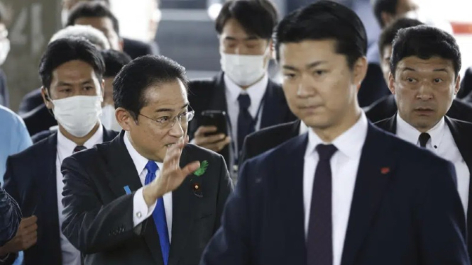 Perdana Menteri Jepang Fumio Kishida dijaga ketata aparat keamanan.