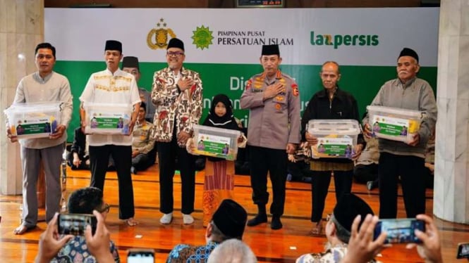 Kapolri menggandeng PP Persis membagikan puluhan ribu sembako