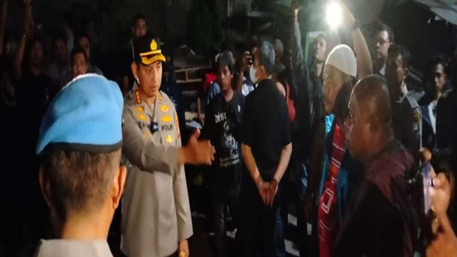 Kapolres Metro Tangerang, Kombes Zain Dwi Nugroho membubarkan massa