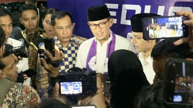 Wakil Ketua Dewan Pembina Partai Gerindra Sandiaga Uno (tengah) pada saat memberikan keterangan kepada media usai menghadiri Malang Education Summit, di Kota Malang, Jawa Timur, Sabtu malam, 15 April 2023.