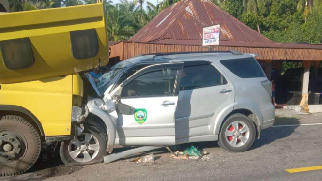 Mobil yang ditumpangi Sekretaris BPBD Kabupaten Pasaman beserta istri dan anaknya ringsek setelah menabrak truk di ruas jalan Siti Manggopoh Kor. Ayia Manih, Nagari Kuranji Hilir, Kecamatan Sungai Limau, Kabupaten Padang Pariaman Sabtu 15 April 2023.