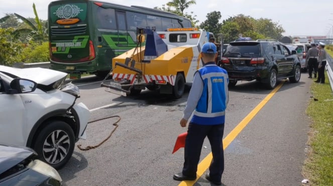 Kondisi Ringseknya 7 Kendaraan Yang Terlibat Kecelakaan Beruntun Di Tol ...