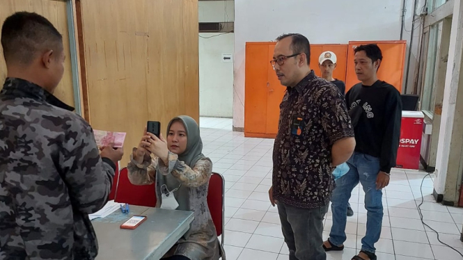 Penyaluran Bansos PT Pos Indonesia di Padang