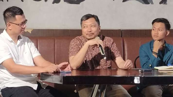 Juru bicara dari pihak keluarga tiktokers Bima Yudho yang mengkritik Pemerintah Provinsi Lampung, Bambang Kuncoro (kiri), Bandarlampung, Minggu, 16 April 2023.