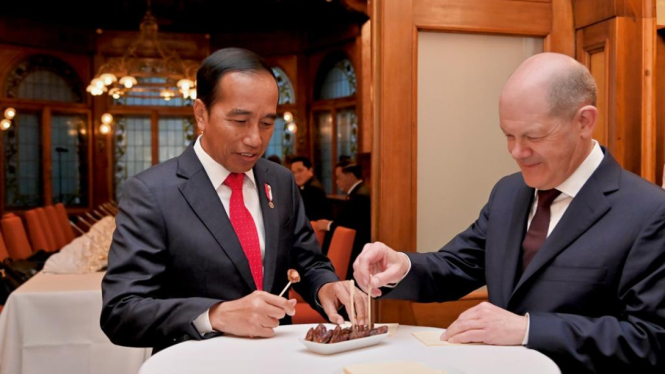 Presiden Jokowi buka puasa ditemani oleh Kanselir Jerman Olaf Scholz