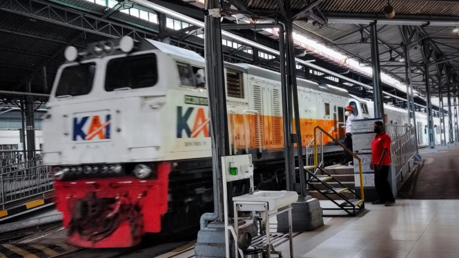 Kereta api angkutan lebaran di Stasiun Yogyakarta