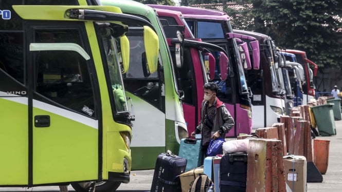 Pemudik menggunakan bus sudah memadati Terminal Kampung Rambutan, Jakarta Timur.