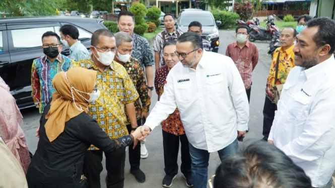 EVP External Affairs PTFI Agung Laksamana (kemeja putih) dan Kepala Teknik Tambang (KTT) PTFI Carl Tauran menyambut Rombongan Tim Kunker Komisi IX DPR RI tiba di Rumah Sakit Mitra Masyarakat.