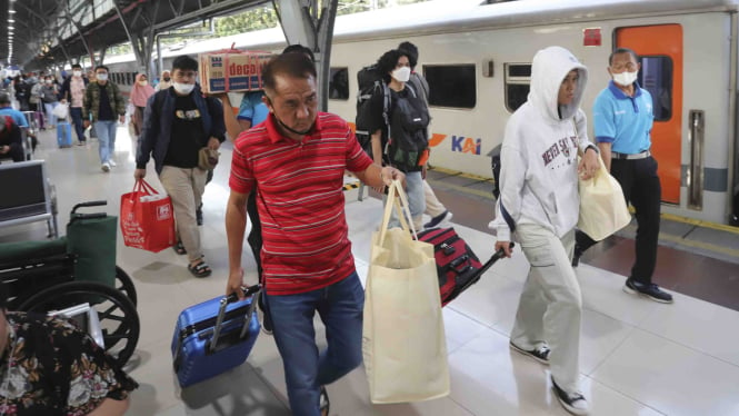 Penumpang Kereta Api Pasar Senen