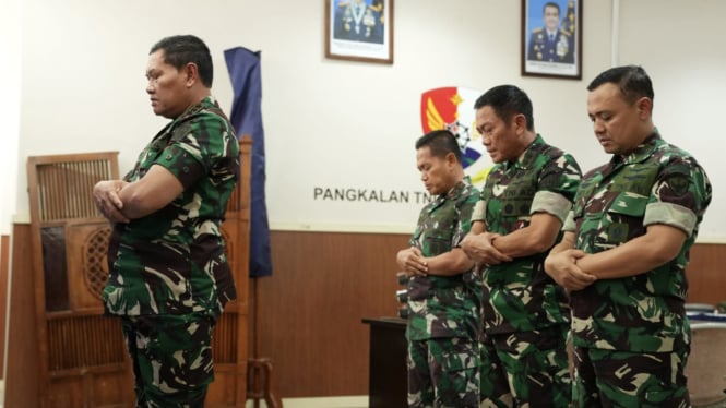 VIVA Militer: Panglima TNI Laksamana Yudo Margono pimpin solat jamaah di Papua