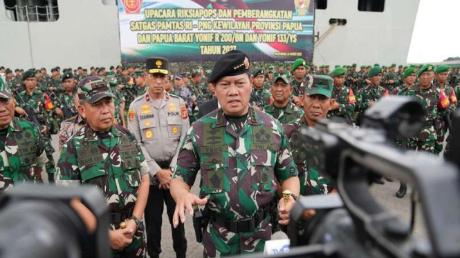 VIVA Militer: Panglima TNI Laksamana TNI Yudo Margono saat melepas pasukan ke Papua