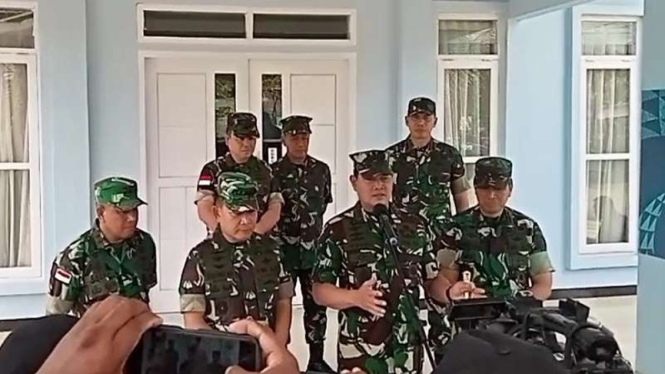  Panglima TNI Laksamana TNI Yudo Margono jumpa pers di Lanud Timika