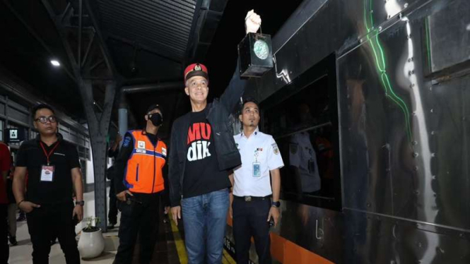 Gubernur Jawa Tengah Ganjar Pranowo melepas mudik gratis pakai kereta api
