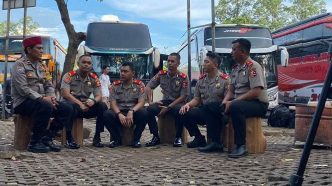 Anggota Binmas Polres Metro Tangerang Kota, Aipda Komaruddin (kiri)