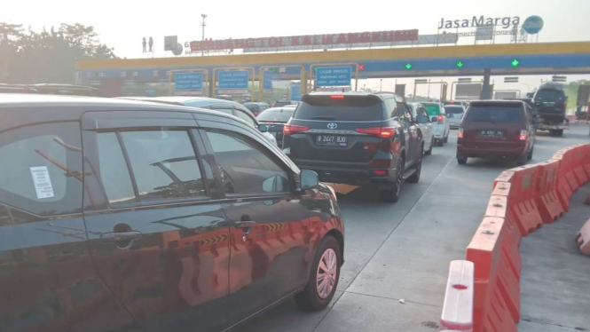 Memasuki H-3 Lebaran Idul Fitri, suasana di gerbang tol Kalikangkung Semarang, pada Rabu pagi, 19 April 2023, terpantau ramai lancar.