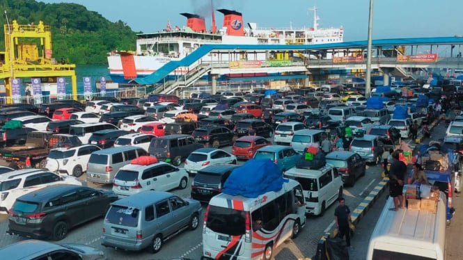 Antrean kendaraan pemudik di pelabuhan Merak Banten 