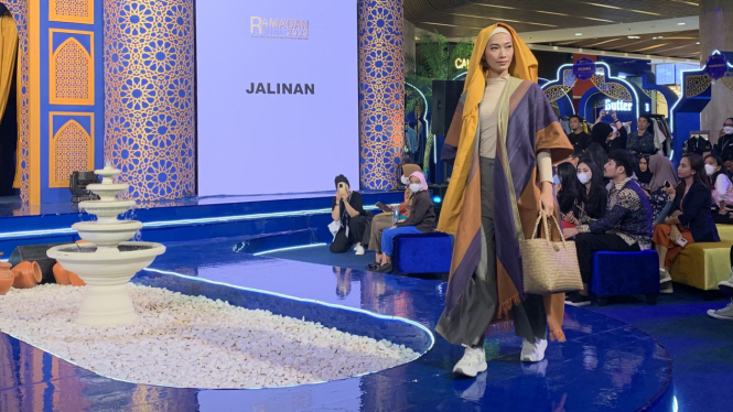 Fashion show koleksi Jalinan.
