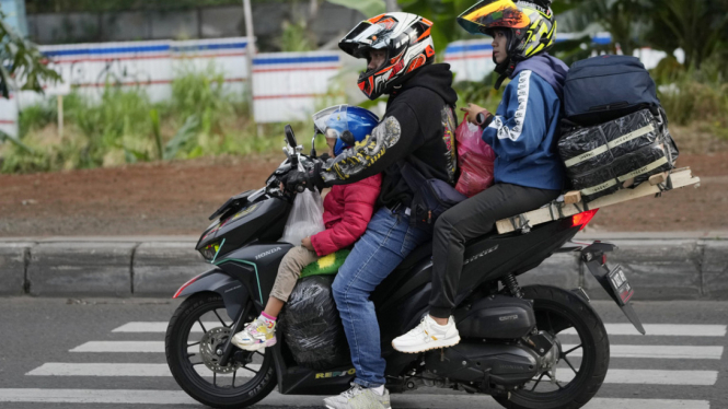 Pemudik Motor Berbondong-bondong Tinggalkan Jakarta