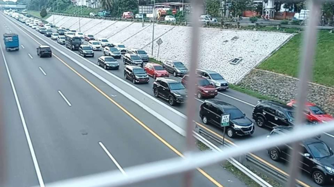 Penampakan Macet Panjang di Jalan Tol Semarang Sampai 10 Km, Pemudik Hanya Bisa Merayap