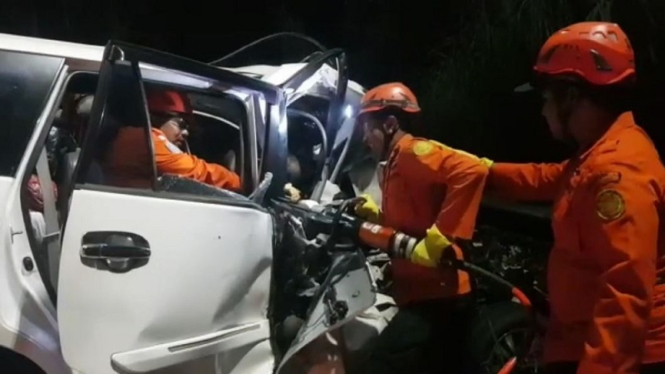 Mobil pemudik mengalami kecelakaan ditabrak truk di Sitinjau Lauik Padang