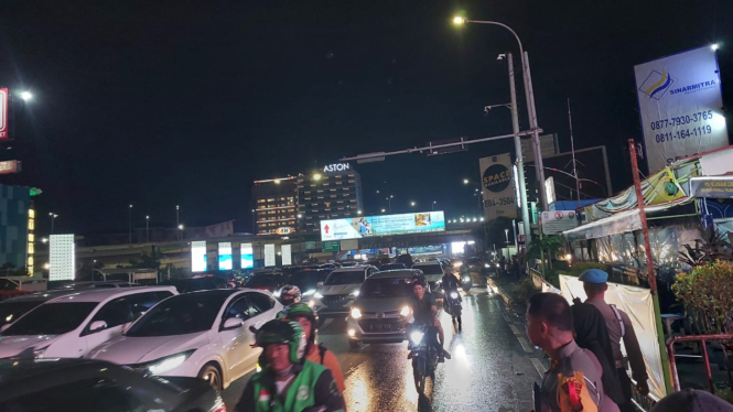 Kendaraan pemudik terlihat ramai di pertigaan Bekasi Cyber Park, Kota Bekasi.