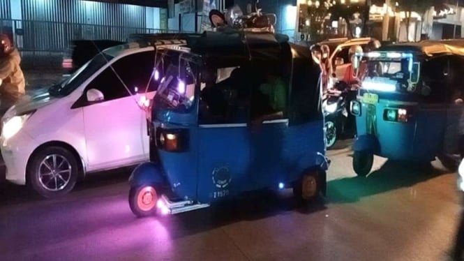 Pemudik menggunakan bajaj