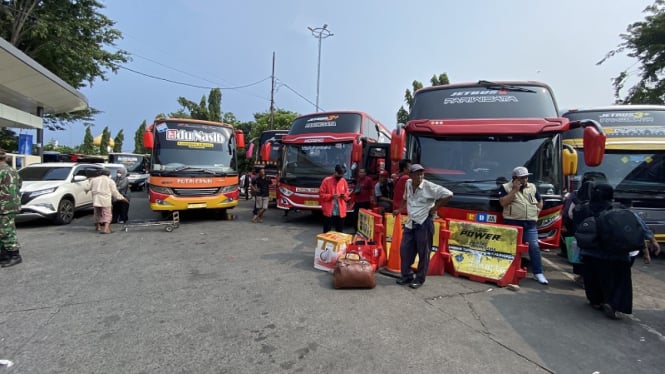 Bus AKAP yang bersiap mengangkut pemudik di Terminal Kalideres, Jakarta Barat