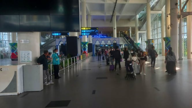  Aktivitas penumpang di Bandara Kualanamu, Kabupaten Deli Serdang.