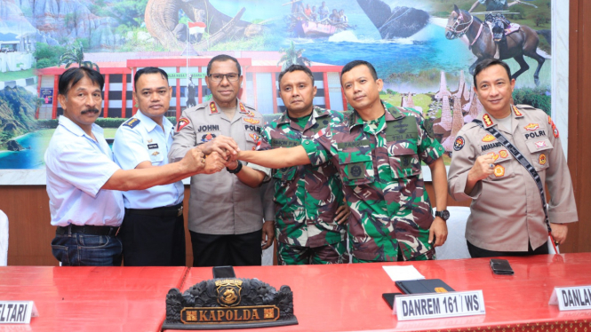 Kapolda NTT Irjen Pol Johni Asadoma dan jajaran TNI gelar jumpa pers