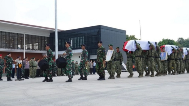 VIVA Militer: Jenazah prajurit TNI AD yang gugur ditembak OPM tiba di Halim PK