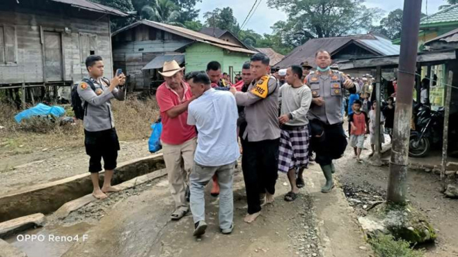 Proses evakuasi pemudik yang tewas terseret arus sungai di Tapanuli Selatan