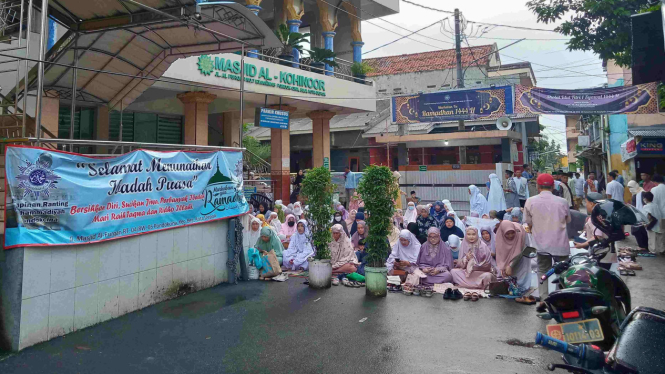 Jemaah Muhammadiyah salat Id di Masjid Al-Kohinoor, Pondok Cina, Beji, Depok.