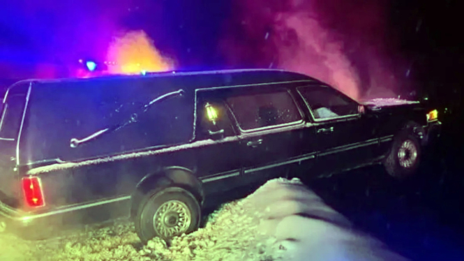 VIVA Otomotif: Mobil jenazah mengalami kecelakaan